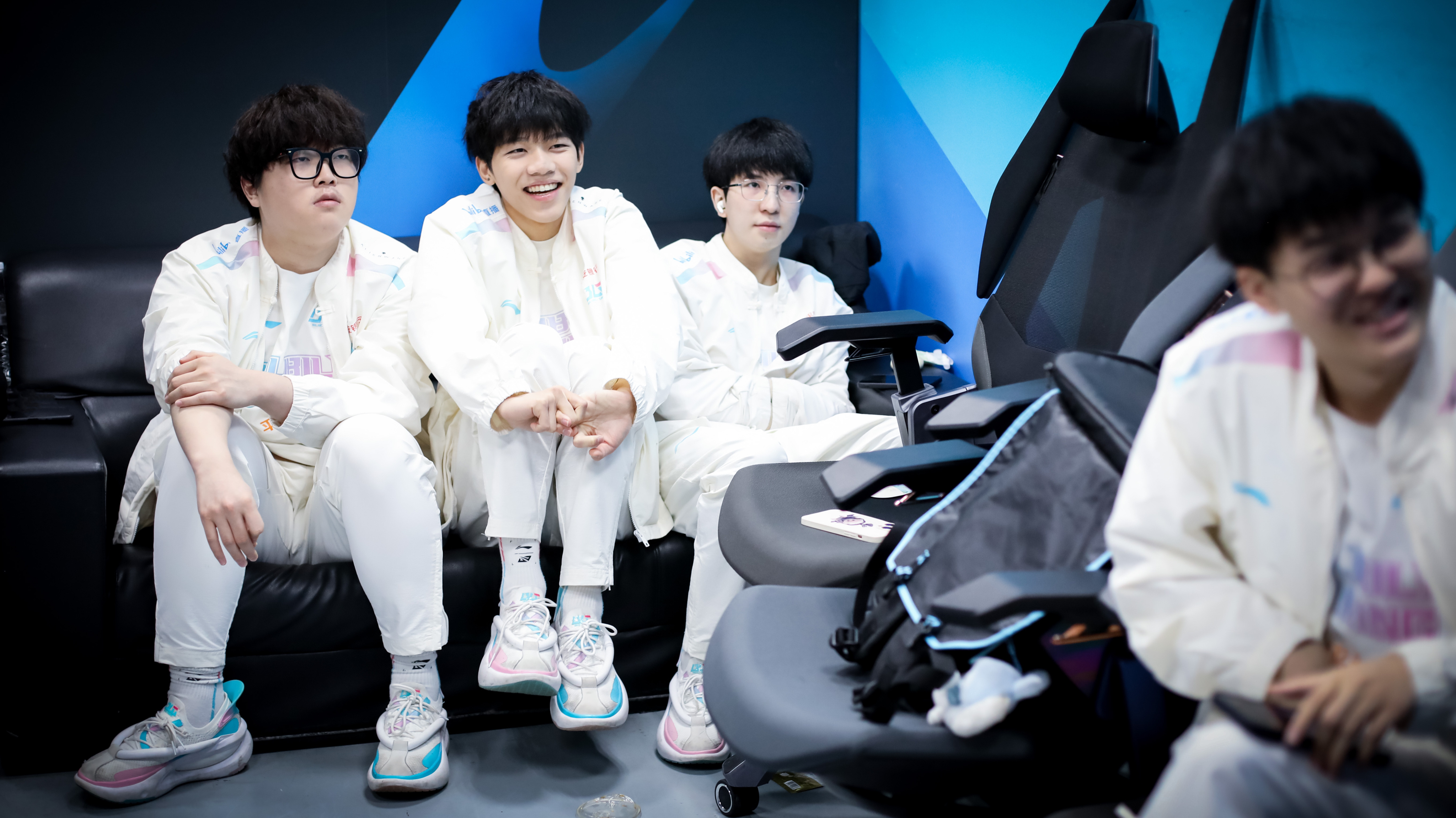 关于CLG横扫BLG，Elk团战一打五峡谷大战成都决赛之夜，锁定晋级资格的信息