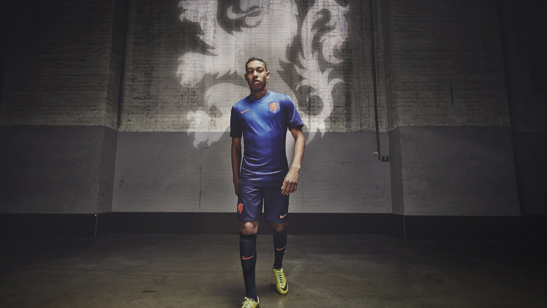 生死回合，梅西一剑封喉！回顾阿森纳与巴萨的经典鏖战，看球王如何主宰关键时刻